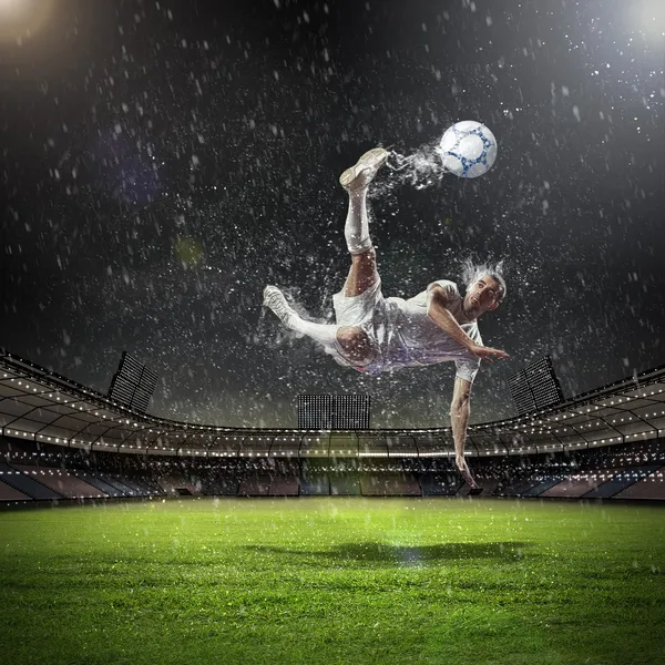 Футболист, ударяющий шар — стоковое фото