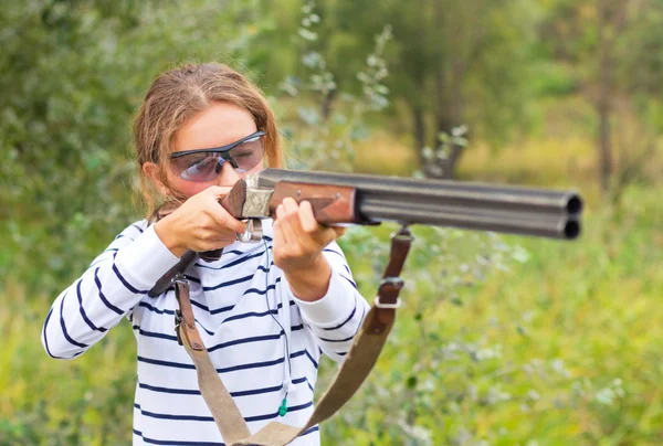 Молодая девушка с оружием для стрельбы ловушки — стоковое фото