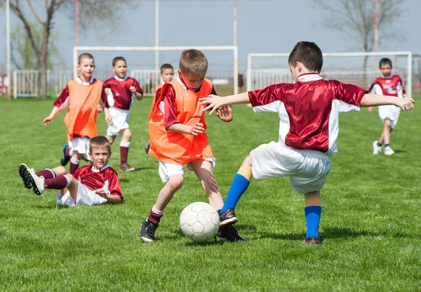 Дети, играющие в футбол — стоковое фото