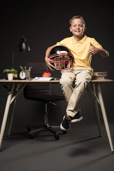 Очаровательны Школьник Холдинг Американский Футбольный Шлем Делают Большой Палец Вверх — стоковое фото
