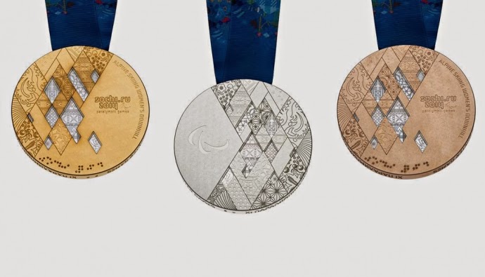Олимпийская медаль 2014 года. Олимпийские медали Сочи 2014. Олимпийские игры в Сочи 2014 медали. Медаль Паралимпийских игр в Сочи-2014. Паралимпийские игры Сочи 2014 медали.