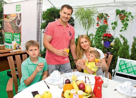 Гимнаст Алексей Немов с женой Галиной и детьми