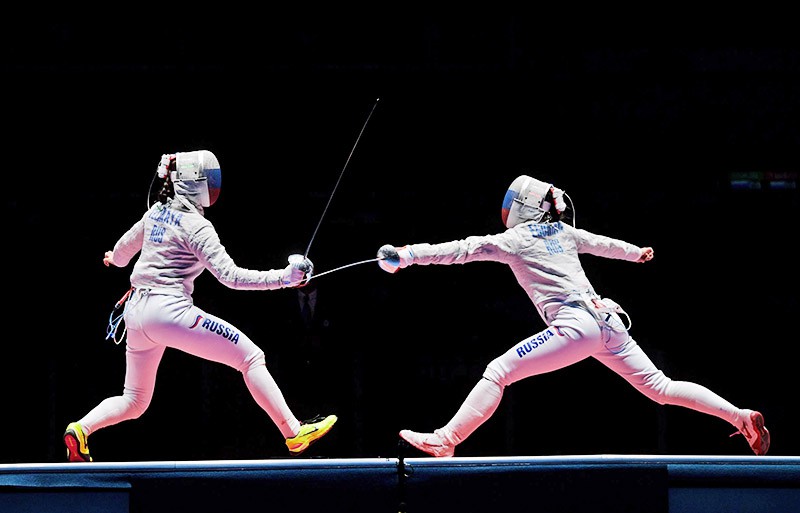 Софья Великая (Россия) (слева) и Яна Егорян (Россия) в финальном поединке индивидуального первенства по фехтованию на саблях среди женщин