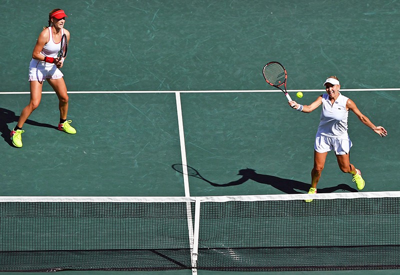 Победительницы в парном разряде женского турнира по теннису россиянки Елена Веснина и Екатерина Макарова
