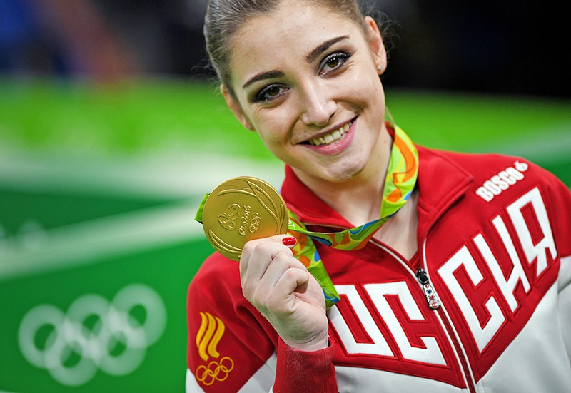 Алия Мустафина (Россия), завоевавшая золотую медаль в упражнениях на разновысоких брусьях на соревнованиях по спортивной гимнастике среди женщин
