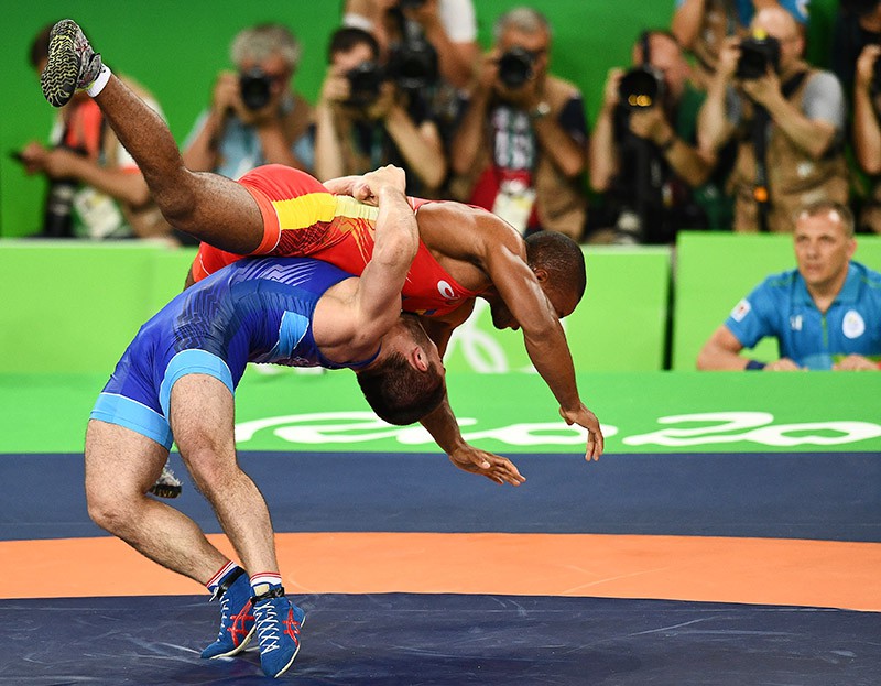 Давит Чакветадзе (Россия) и Жан Беленюк (Украина) в финале соревнований по греко-римской борьбе в весовой категории до 85 кг