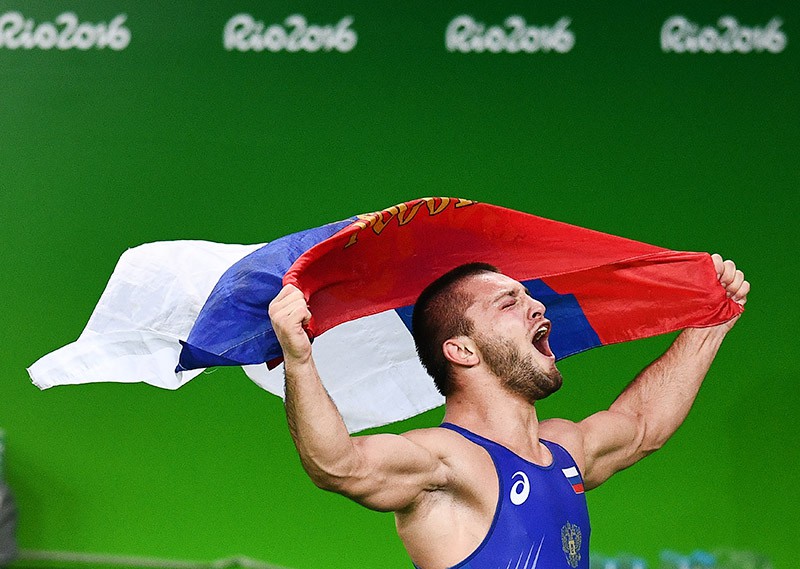 Давит Чакветадзе (Россия) радуется победе в поединке за первое место соревнований по греко-римской борьбе в весовой категории до 85 кг на XXXI летних Олимпийских играх