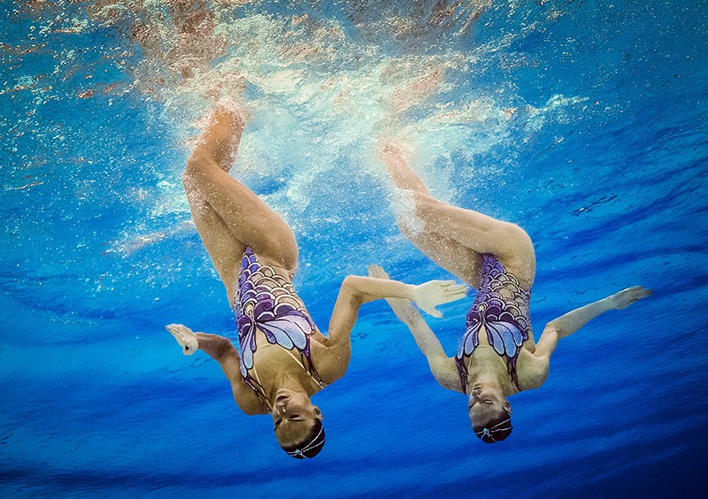 Наталья Ищенко и Светлана Ромашина (Россия) выступают с произвольной программой в финальных соревнованиях по синхронному плаванию среди дуэтов)
