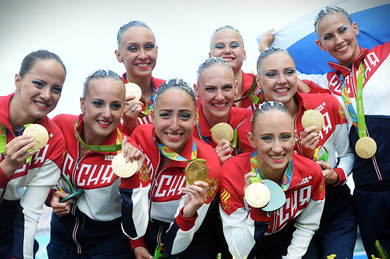 Спортсменки сборной России, завоевавшие золотые медали в произвольной программе групповых соревнований по синхронному плаванию