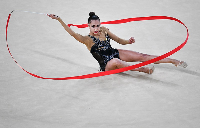 Маргарита Мамун (Россия) выполняет упражнения с лентой в индивидуальном многоборье по художественной гимнастике на XXXI летних Олимпийских играх