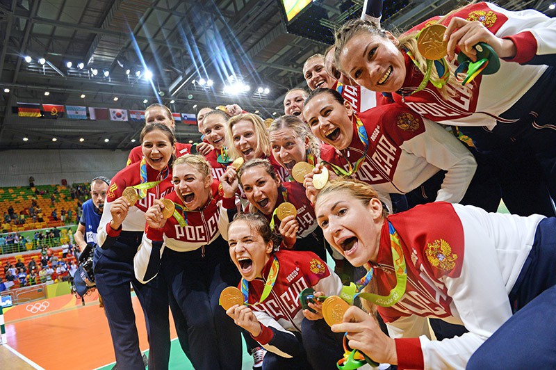 Спортсменки сборной России, завоевавшие золотые медали в женском гандбольном турнире на XXXI летних Олимпийских играх, на церемонии награждения