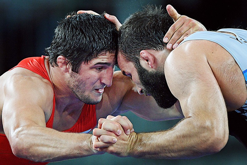 Слева направо: Абдулрашид Садулаев (Россия) и Селим Ясар (Турция) в финале соревнований по вольной борьбе среди мужчин