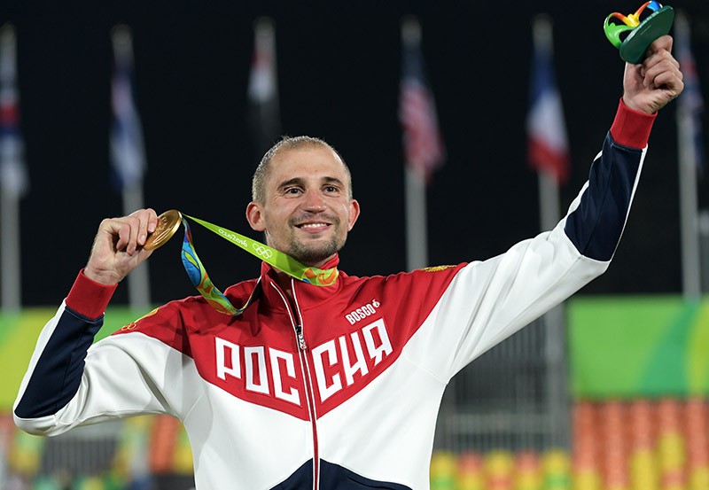 Александр Лесун (Россия), завоевавший золотую медаль в современном пятиборье среди мужчин на XXXI летних Олимпийских играх