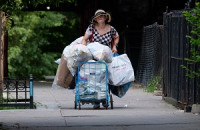 Миллионерша из Нью-Йорка собирает бутылки