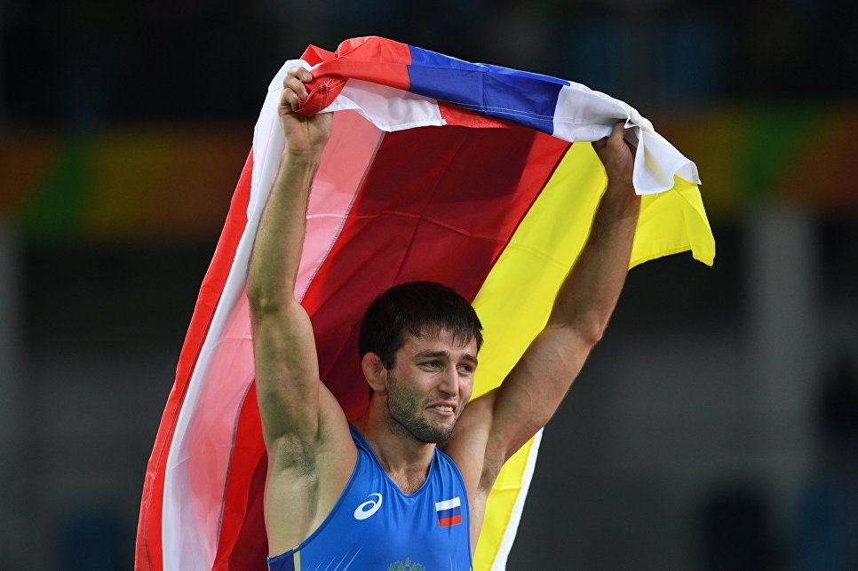 Победитель Олимпиады в Рио Сослан Рамонов с российским и осетинским флагами