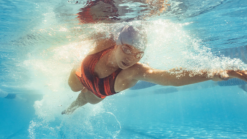 Плавание на скорость женщины. Подходит в бассейне. Athletic female Underwater. Swimming is more Relaxing most Relaxing than Running.
