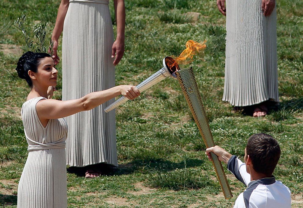 Зажжение Олимпийского огня в Греции