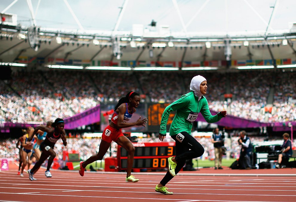Сара Аттар (на переднем плане) стала первой бегуньей в истории Саудовской Аравии, принявшей участие в Олимпийских соревнованиях