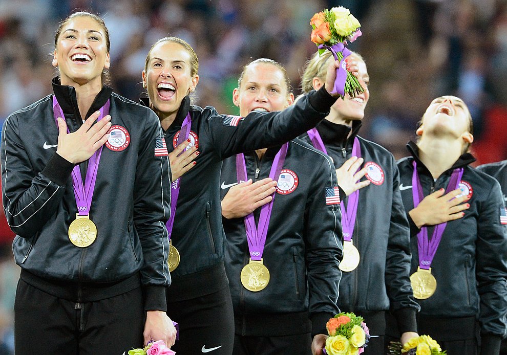 Американки завоевали золотые Олимпийские медали в женском футболе, победив сборную Японии на стадионе Уэмбли