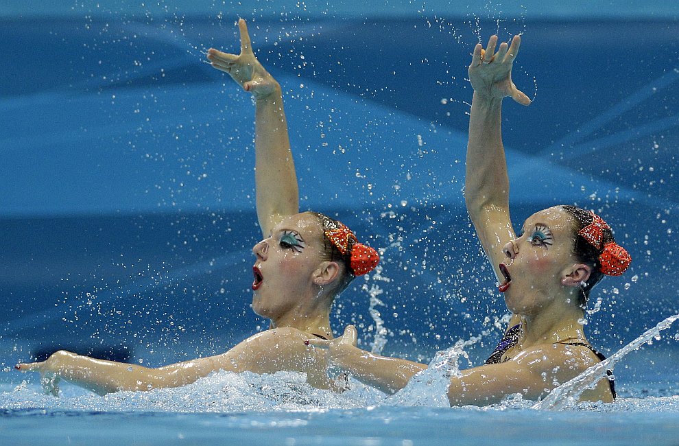 Наши синхронистки Наталья Ищенко и Светлана Ромашина принесли сборной России золотую медаль Игр-2012 в соревнованиях дуэтов по синхронному плаванию
