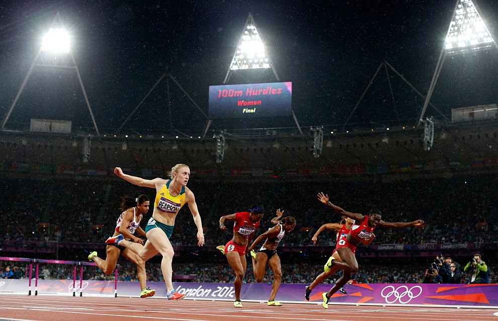 Салли Пирсон из Австралии (на переднем плане) завоевала золото в беге на 100 метров с барьерами