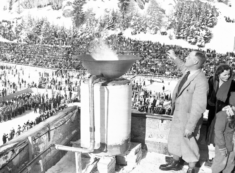 Зажжение олимпийского огня на открытии V зимних Олимпийских играх на стадионе в Швейцарии, 30 января 1948