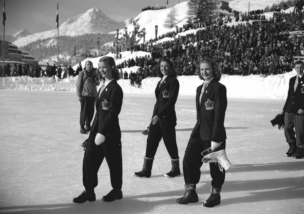 Парад спортсменов на открытии V зимних Олимпийских играх на стадионе в Швейцарии