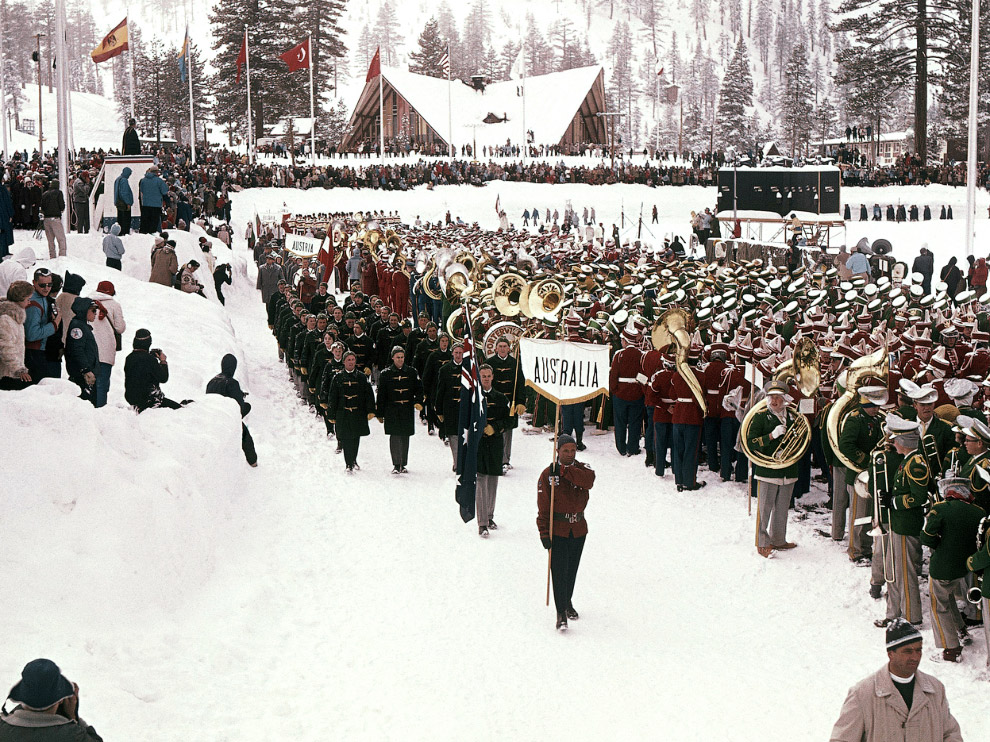 Парад спортсменов на церемонии открытия VIII зимних Олимпийских игр в Калифорнии
