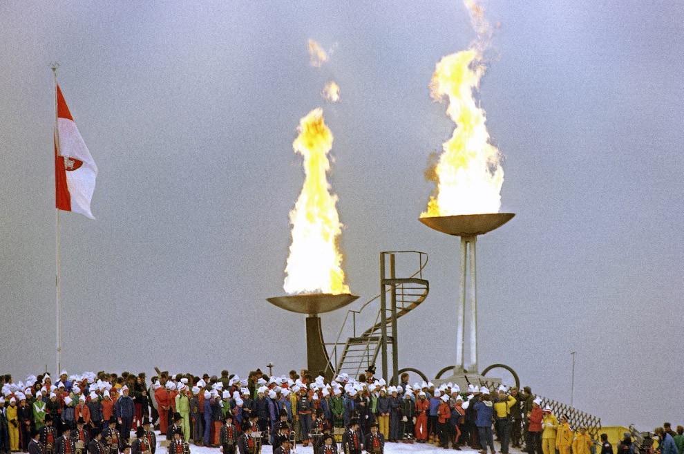 Зажжение олимпийского огня на открытии XII зимних Олимпийских играх на стадионе в Инсбруке, Австрия