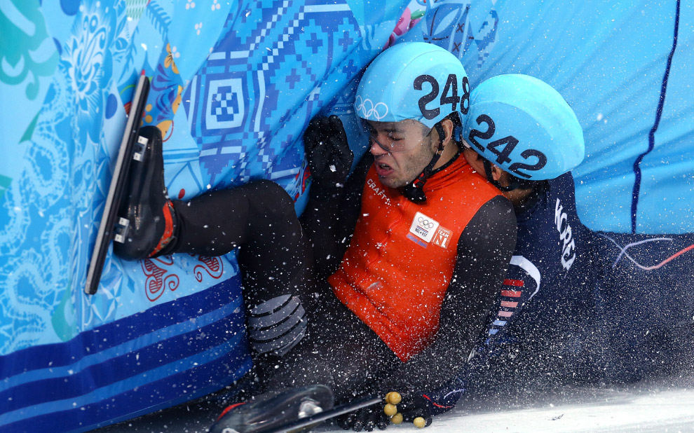 Голландский конькобежец Шинкье Кнегт упал в финале по шорт-треку на дистанции 1 500 метров, прошедшем во дворце зимнего спорта Айсберг