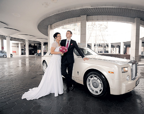 На церемонию бракосочетания молодые приехали на белом лимузине. Фото Дарьи СУББОТИНОЙ и Евгения ЛОБАНОВА