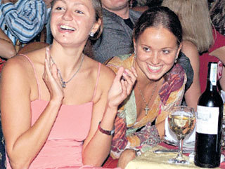 После Олимпиады можно и расслабиться - ДАВЫДОВА и ЕРМАКОВА (справа) даже улыбаются синхронно