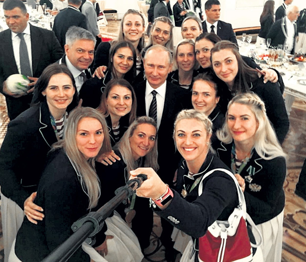 Сборная России по гандболу на приёме в Кремле (ВЯХИРЕВА - справа от президента). Фото: Instagram.com