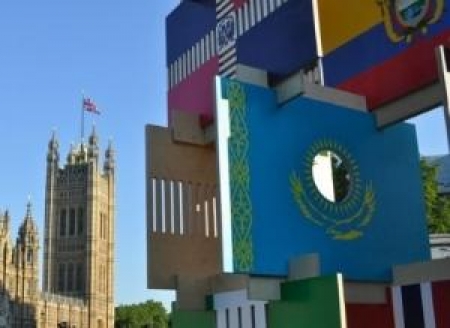 В Лондоне выставили на обозрение флаг Казахстана с дыркой вместо солнца