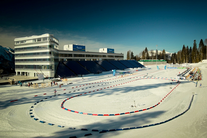 Биатлонный стадион. Сочи красная Поляна лыжно биатлонный комплекс. Биатлонный стадион Сочи.