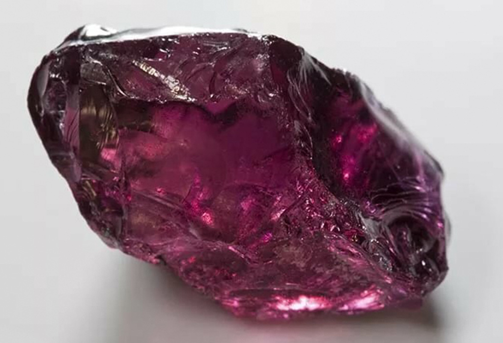 Альмандиновый цвет это. Гранат родолит камень. Розовый гранат (альмандин) камень. Гранат пироп минерал. Гранат пироп камень.