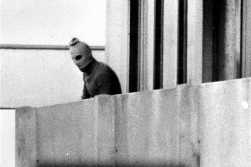 ​Один из палестинских боевиков на балконе здания в олимпийской деревне - Мюнхен-1972: точка отсчёта для антитеррора | Warspot.ru