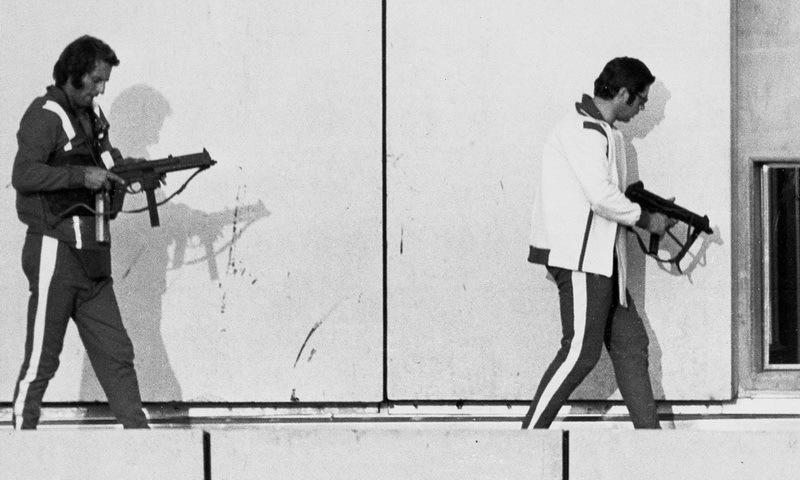 ​Немецкие полицейские в спортивных костюмах пытаются занять позиции вокруг захваченного здания в олимпийской деревне - Мюнхен-1972: точка отсчёта для антитеррора | Warspot.ru