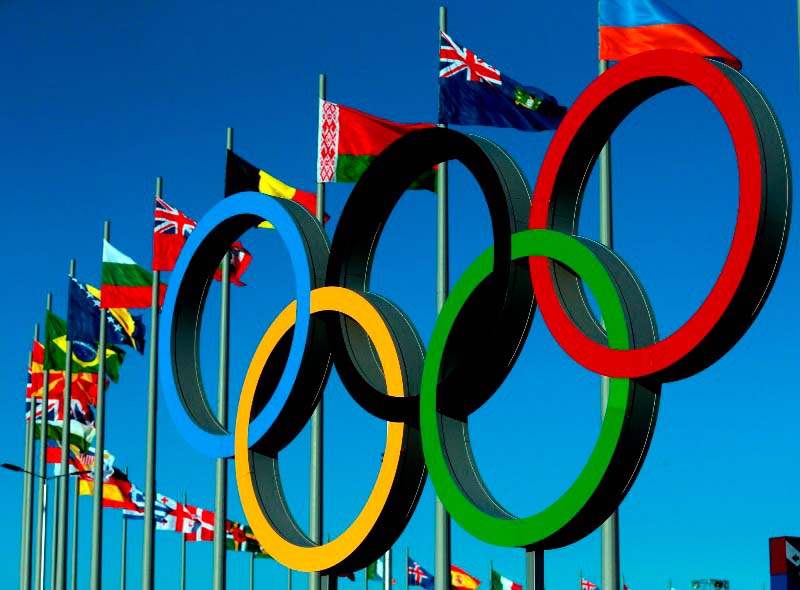 Олимпийские кольца и флаги стран на заднем фоне