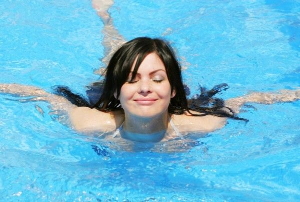 девушка в бассейне 