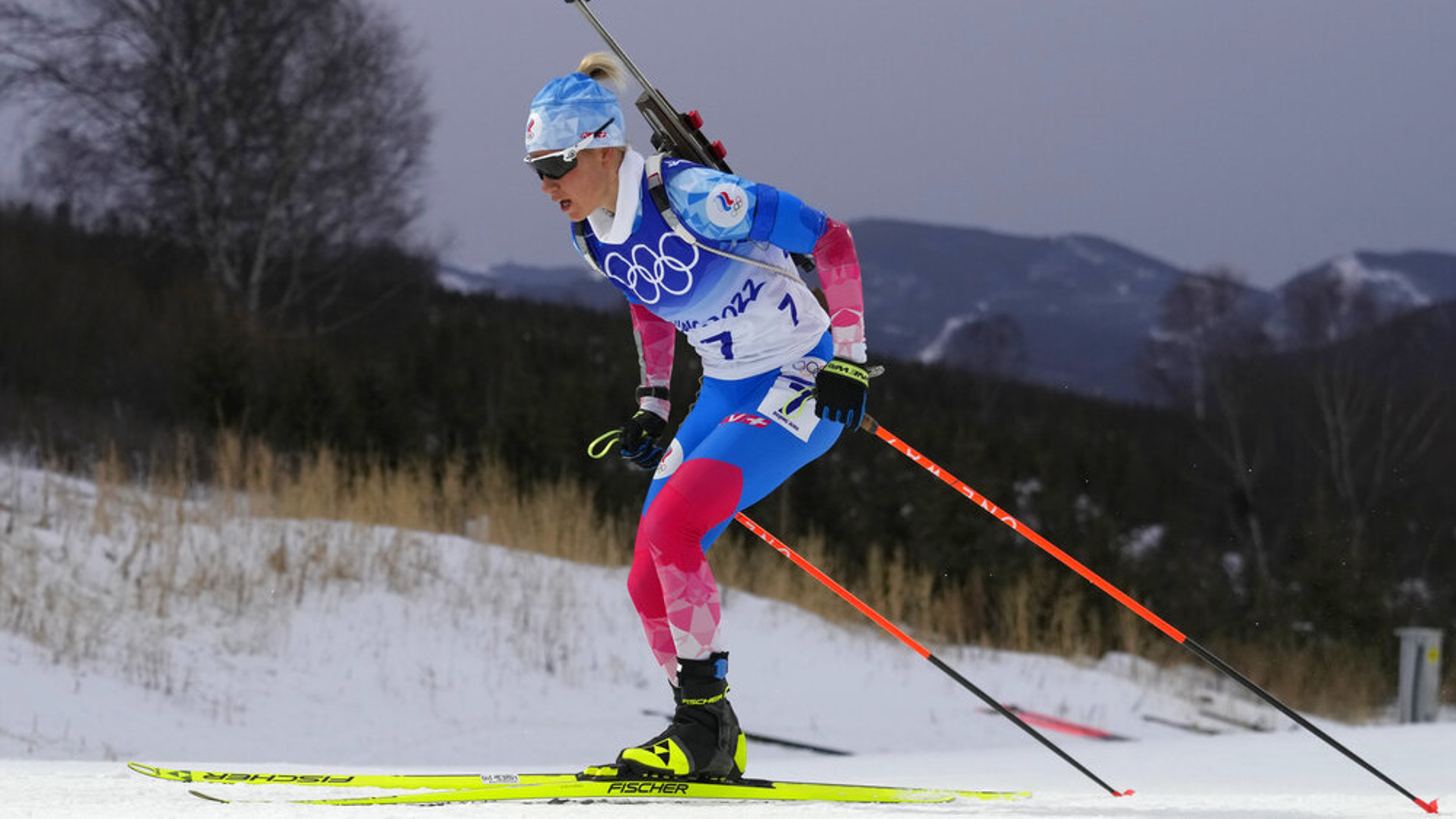 Лыжи женщины сегодня результат 10 км. Лыжи биатлониста. Биатлон женская эстафета.