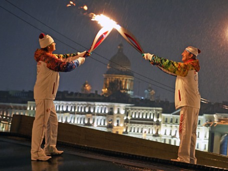 Эстафета Олимпийского огня на разведенном Благовещенском мосту в Санкт-Петербурге. Фото: РИА Новости
