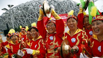 Китайцы у национального стадиона в Пекине