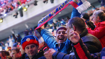 Российские болельщики на трибуне во время церемонии открытия XXII зимних Олимпийских игр в Сочи.