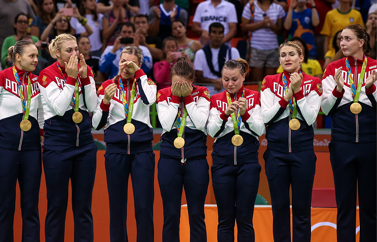 Российские гандболистки во время церемонии награждения на XXXI летних Олимпийских играх