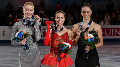 Мария Сотскова (Россия) - серебряная медаль, Алина Загитова (Россия)- золотая медаль, Кэйтлин Осмонд (Канада)- бронзовая медаль