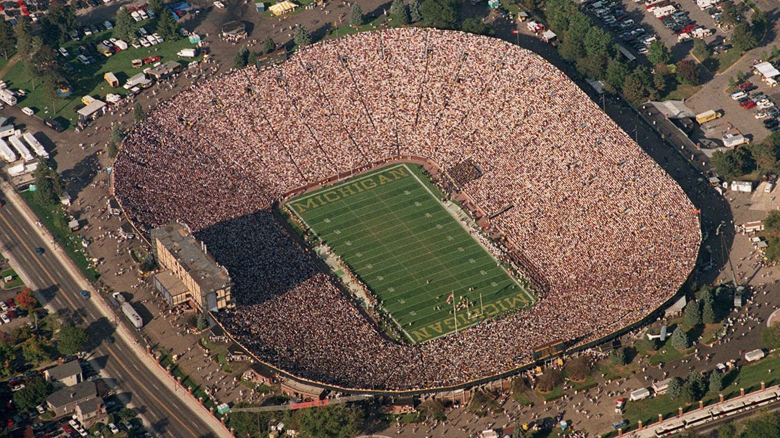 Стадион выше. Футбольный стадион Мичиган. Самый вместимый стадион в мире. Самый высокий стадион в мире футбольный.