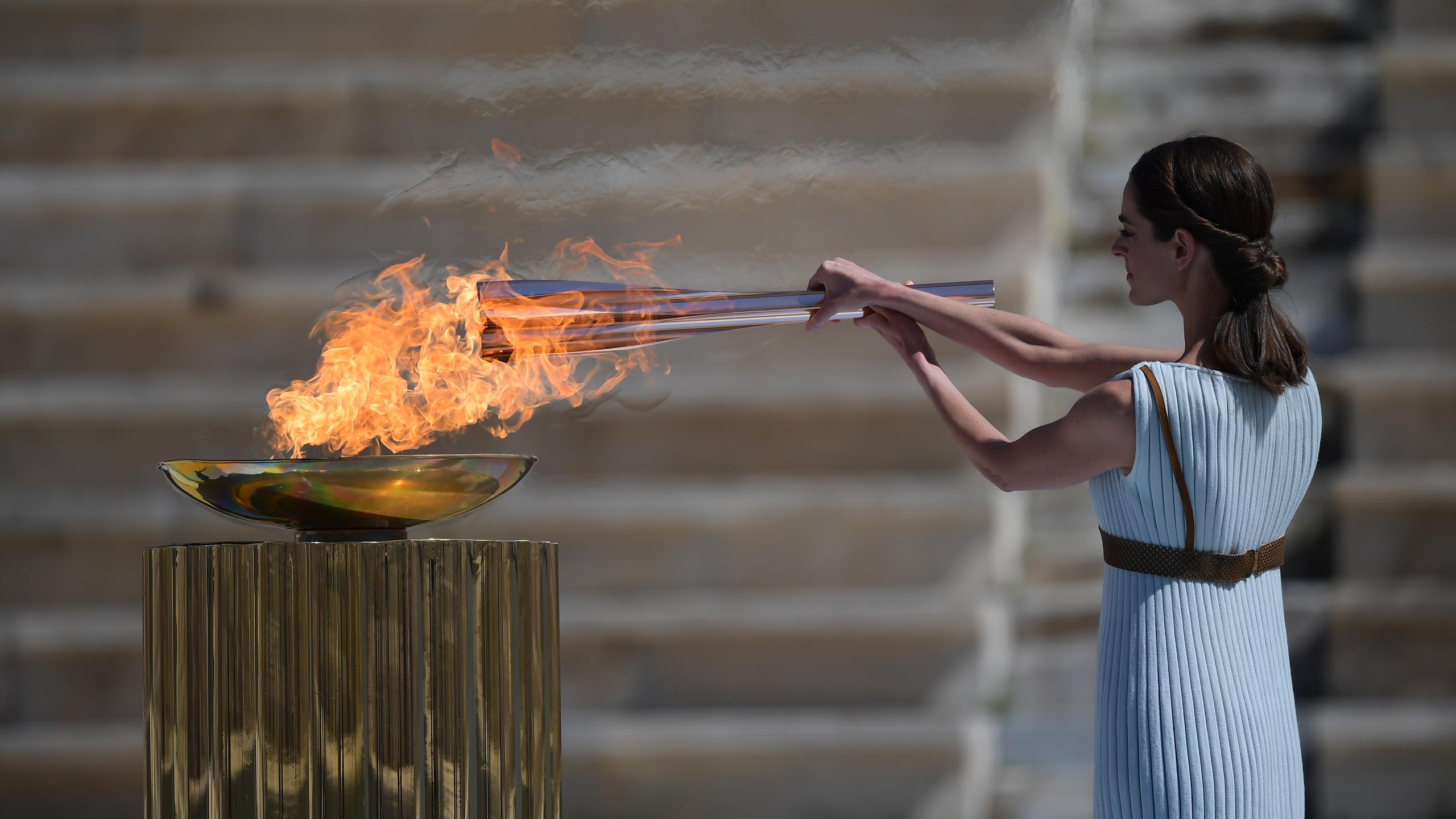 Факел современные игры зажигается. Олимпийский огонь Афины. Чаша Олимпийский огонь Греция. Зажжение олимпийского факела Греция. Зажжение олимпийского огня 1928.