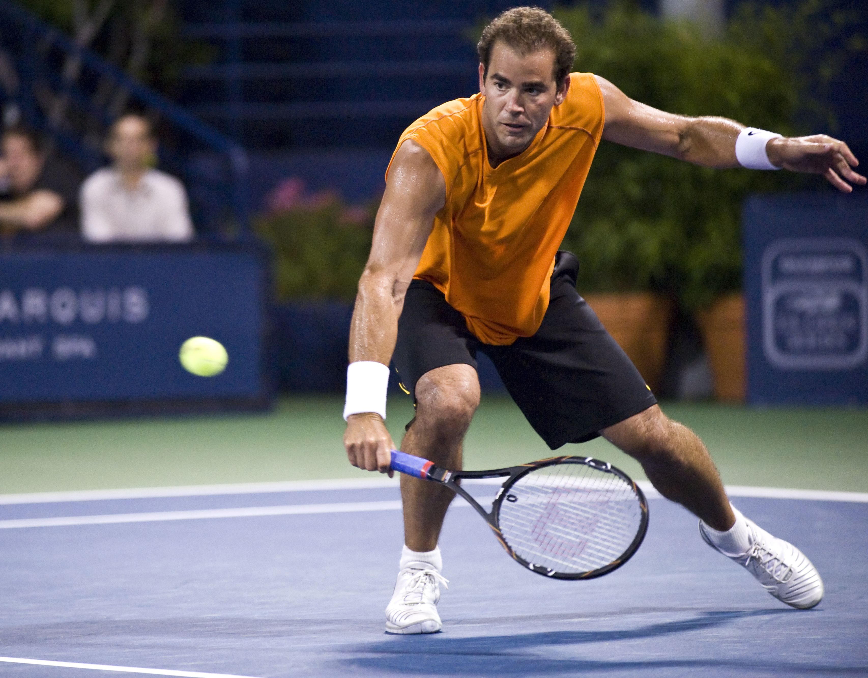 Strong player. Пит Сампрас. Pete Sampras Tennis. Пит Сампрас на теннисном корте. Sampras backhand.