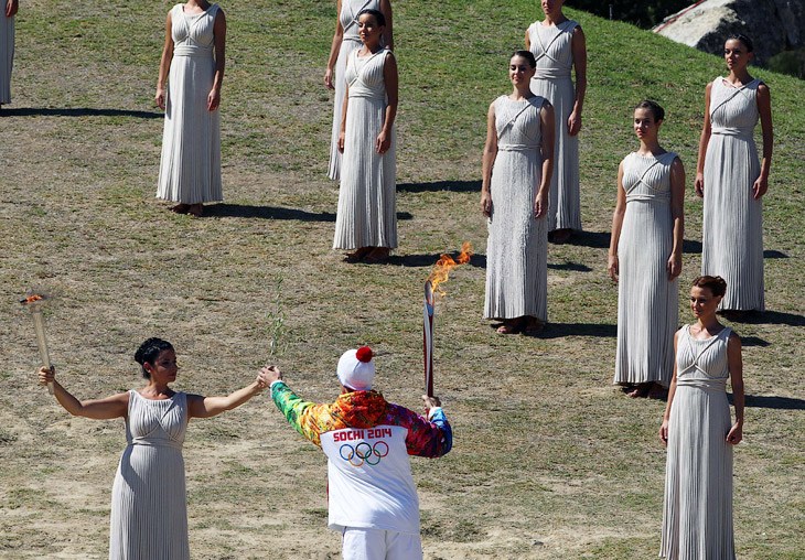 29 сентября на развалинах храма богини Геры, в древнем городе Олимпия, который дал название играм, прошла церемония зажжения Олимпийского огня от солнечных лучей с помощью параболического зеркала